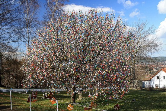 A decorated easter tree